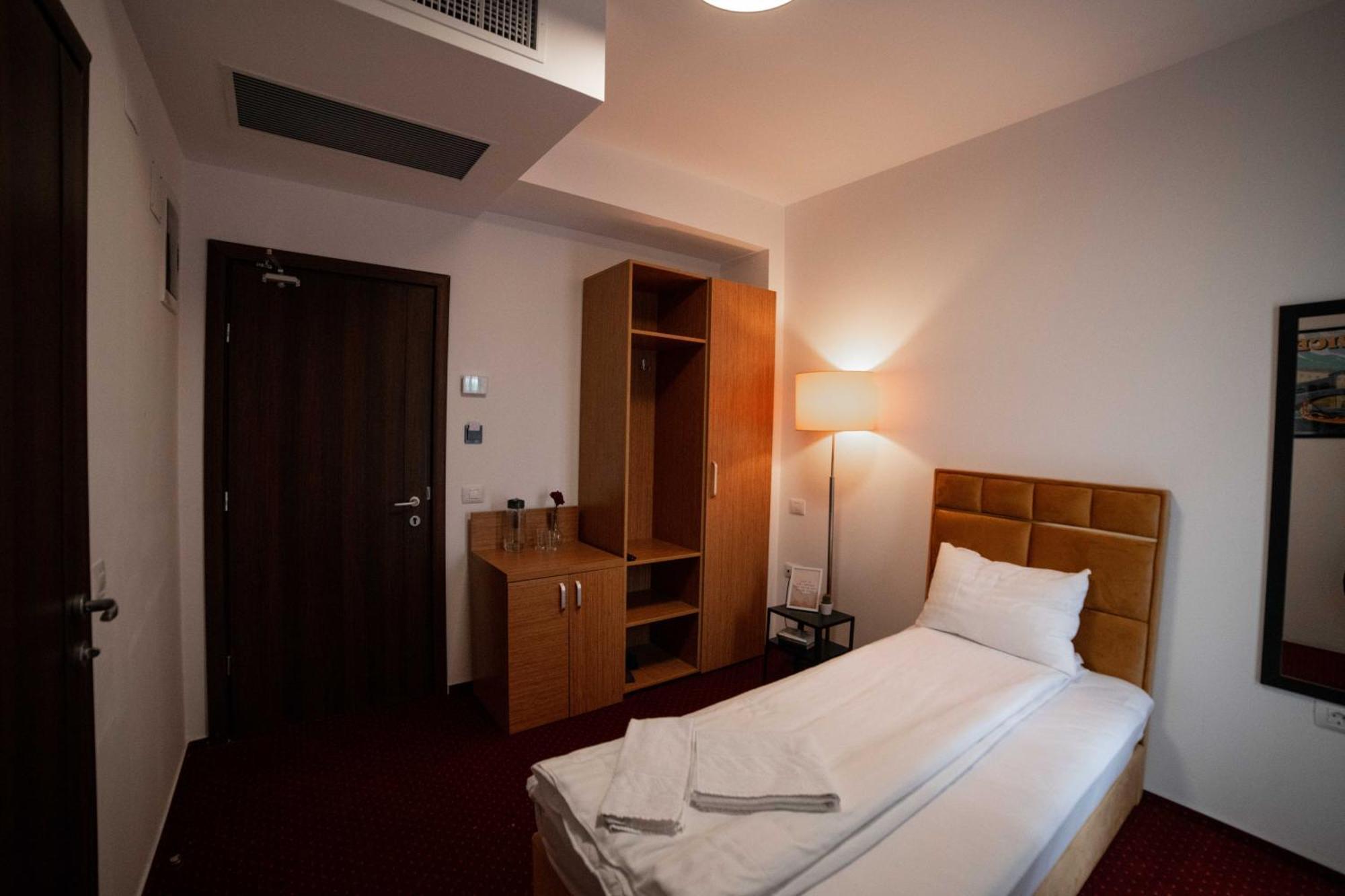 오토페니 Bucharest Airport Accomodation 아파트 호텔 외부 사진